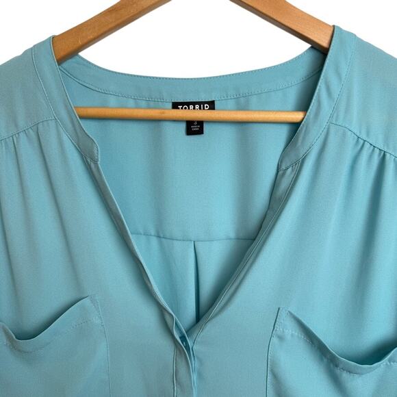 Torrid Harper Blouse Sz 3 Aqua Blue Roll Tab Sleeve V-Neck Pocket Top Plus Size - Picture 7 of 7